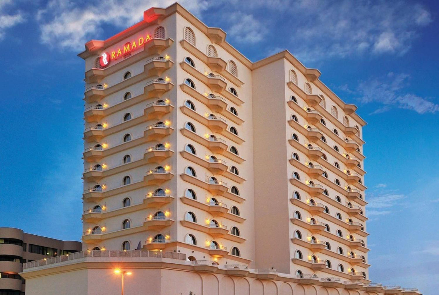 迪拜华美达大酒店 Ramada Hotel Dubai