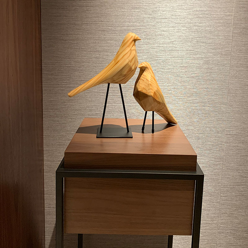 实木小鸟摆件，广州新世界酒店